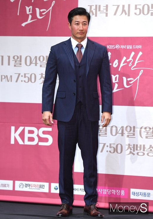 [머니S포토] 이훈 '슈트 화보 처럼'