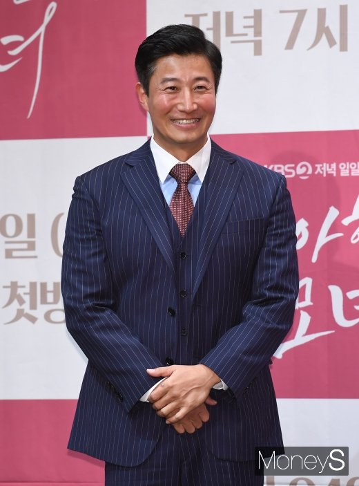 [머니S포토] 이훈 '기자출신 정치인 역할 맡았어요'