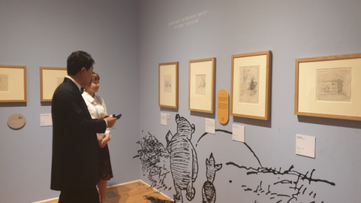 소마미술관 큐레이터로부터 설명을 듣고 있는 박양우 장관. /사진제공=국민체육진흥공단