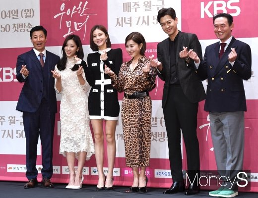 [머니S포토] '우아한 모녀' 주역들의 하트