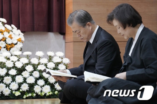 문재인 대통령과 김정숙 여사가 지난 30일 오전 부산 남천성당에 마련된 문 대통령의 어머니 고 강한옥 여사의 빈소에서 연미사를 드리고 있다. /사진=뉴스1
