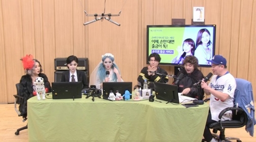 왼쪽부터 레이디스코드 애슐리, 주니, 소정, 카더가든, 스페셜 DJ 황제성, DJ 김태균. /사진=SBS 보이는라디오 방송화면 캡처