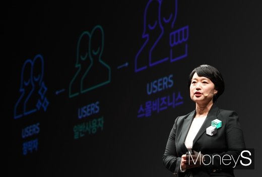 한성숙 네이버 대표가 지난 10월 8일 오후 서울 강남구 그랜드인터컨티넨탈호텔에서 열린 '네이버 커넥트2020'에서 'Dynamic Tech Cubes: 비즈니스와 창작의 무대가 되는 플랫폼'을 주제로 기조연설하고 있다./사진=장동규 기자