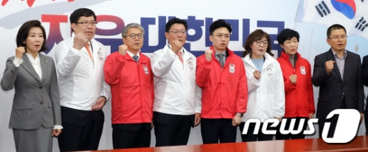 31일 서울 여의도 국회에서 열린 제1차 자유한국당 영입인재 환영식에서 참석자들이 파이팅을 외치고 있다. 왼쪽부터 나경원 원내대표, 윤창현 서울시립대 교수, 김용하 현 순천향대 교수, 김성원 전 두산중공업 부사장, 백경훈 청사진 공동대표, 양금희 여성유권자연맹회장, 이진숙 전 대전 MBC 사장, 황교안 대표. /사진=뉴스1