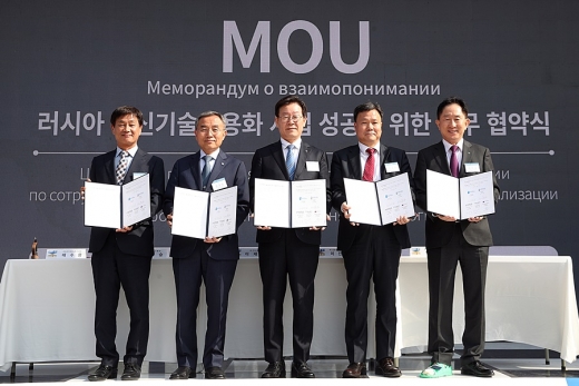 이재명 경기도지사(가운데). / 사진제공=경기도