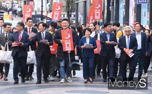 성윤모 산업통상자원부 장관, 홍보모델 방송인 강호동을 비롯한 관계자들이 31일 오전 서울 중구 명동 명동예술극장 일대에서 열린 '2019 코리아세일페스타 오프닝 거리행사'에서 홍보활동을 하고 있다. /사진=장동규 기자