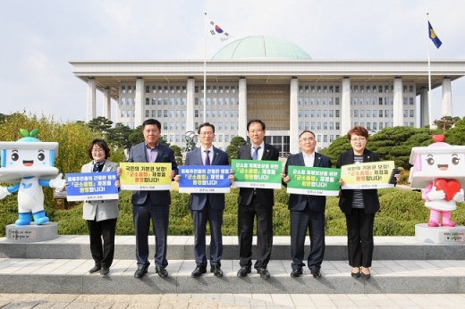 국회의원 정성호(사진,왼쪽3번째),양주시의회 이희창의장(사진,오른쪽3번째)비롯하여 양주시의원들 군소음피해법 통과를위한 국회앞 퍼포먼스. / 사진제공=양주시의회
