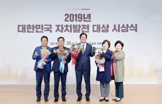 손배찬 파주시의회 의장(가운데) / 이하 파주시의회. / 사진제공=파주시의회