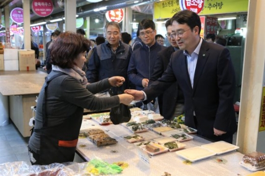 경기도시公 임직원, 지역화폐 '전통시장 장보기' 릴레이 행사. / 사진제공=경기도시공사