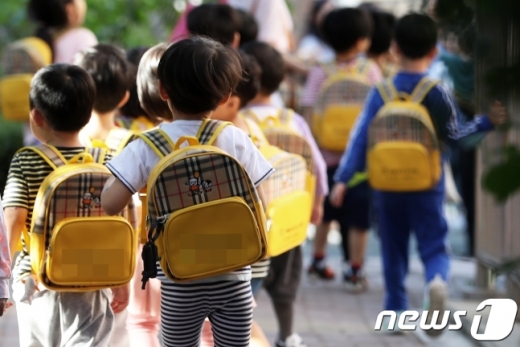 유치원을 방문하지 않고도 온라인으로 원아 모집에 지원하고 선발 결과를 확인할 수 있는 입학관리 시스템인 '처음학교로' 학부모 서비스가 11월1일부터 시작된다. 사진은 기사와 무관. /사진=뉴스1