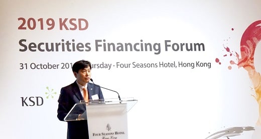 이병래 한국예탁결제원 사장이 지난달 31일 홍콩에서 열린 ‘2019 KSD 증권파이낸싱 포럼’에서 환영사를 하고 있다. / 사진=한국예탁결제원.