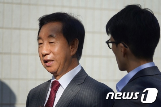 김성태 자유한국당 의원이 1일 오전 서울 양천구 남부지방법원에서 열린 KT 채용 청탁 관련 뇌물 수수 혐의 5차 공판에 출석하는 모습. /사진=뉴스1   