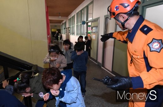 [머니S포토] 화재 대피훈련하는 초등학생들