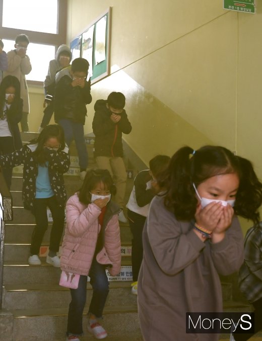 [머니S포토] '코와 입을 막고 신속히 대피'