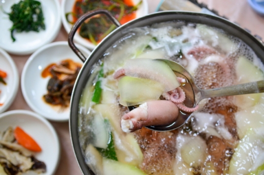 웅도 낙지로 맛을 낸 박속낙지탕. /사진제공=한국관광공사