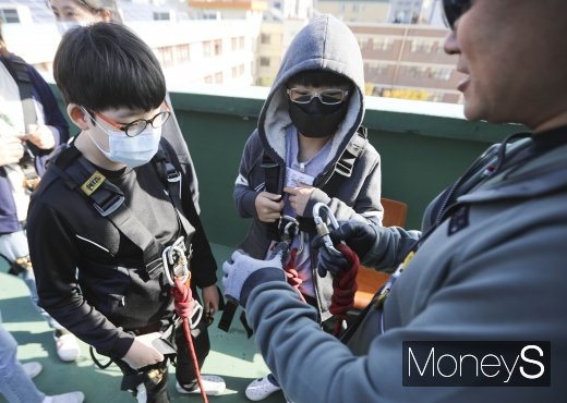 [머니S포토] 훈련에 앞서 안정장비 착용