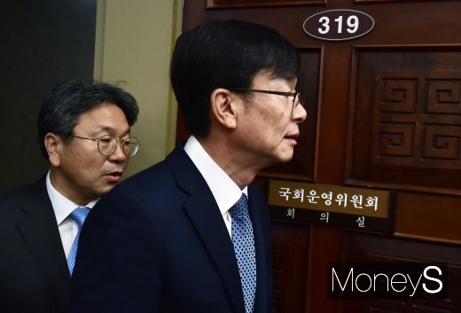 [머니S포토] 국회 운영위 국감 출석한 김상조-강기정
