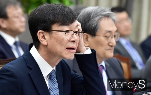 [머니S포토] 국회 운영위 국감서 의원질의를 듣고 있는 김상조