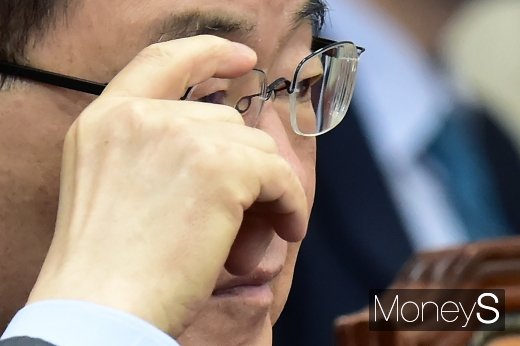 [머니S포토] 북 미사일 도발 야당 발언… 안경 고쳐쓰는 정의용 안보실장