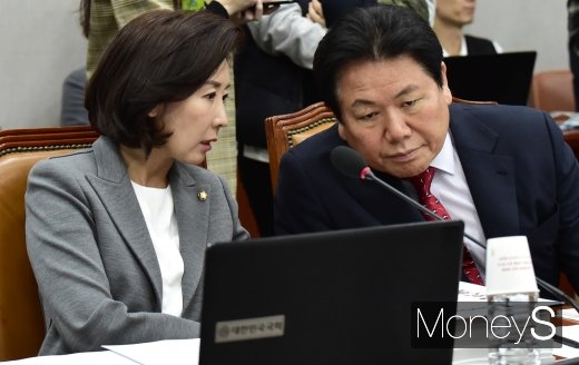 [머니S포토] 국회 운영위 국감, 의견 나누는 나경원
