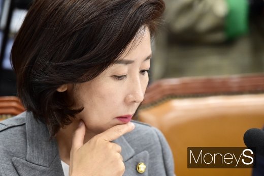 [머니S포토] 국회 운영위 국감, 생각에 잠긴 나경원