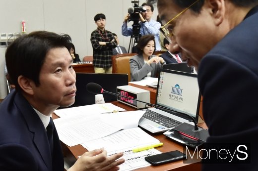 [머니S포토] 국회 운영위 국감, 의견 나누는 이인영