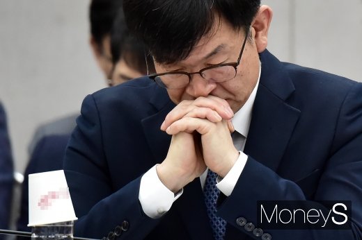 [머니S포토] 무거운 표정 짓는 김상조 정책실장