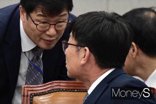[머니S포토] 국회 운영위 국감, 의견 나누는 김상조