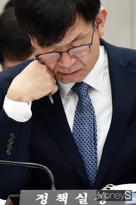 [머니S포토] 김상조, 고심 또 고심