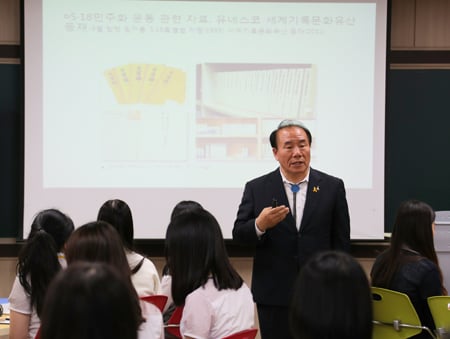 전남여상에서 5·18 관련 수업을 하는 장휘국 광주시교육감 /사진제공=시 교육청