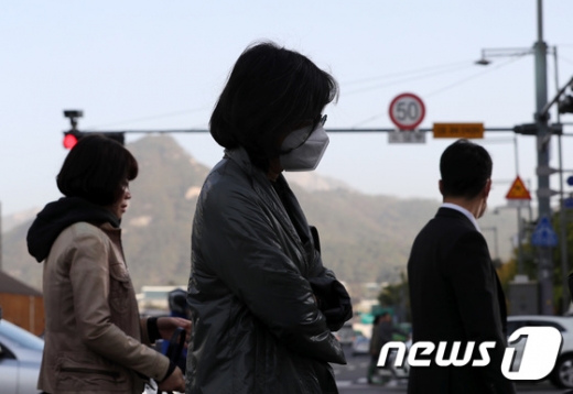 정부 “배출가스 5등급 차량 운행 제한·공공부문 차량 2부제 시행”(속보)