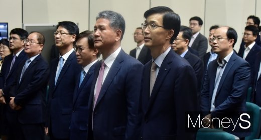 [머니S포토] 행가 제창하는 방문규 신임 수출입 행장