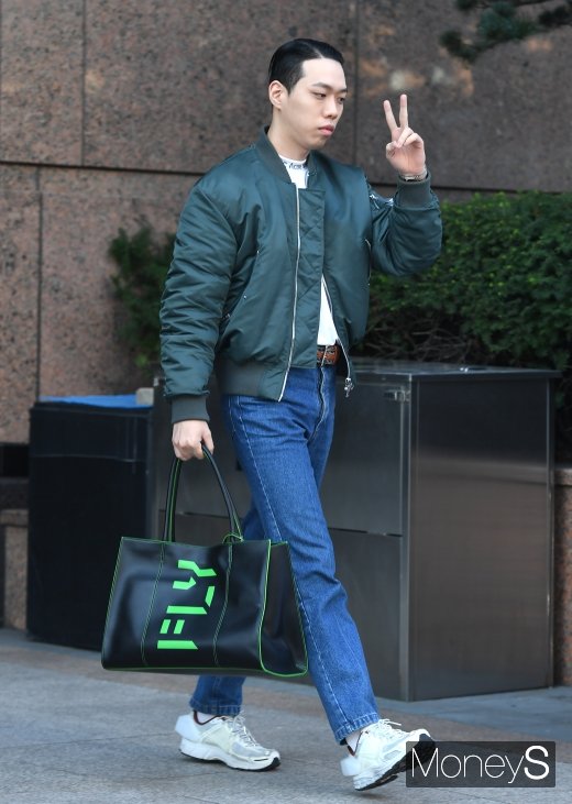 [머니S포토] 비와이 '브이하면서 등장'