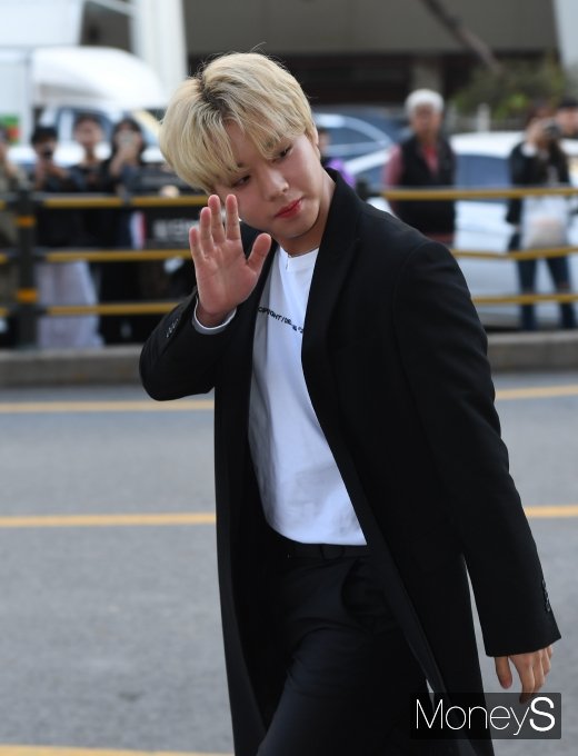 [머니S포토] 박지훈, 팬들 설레게 하는 손인사