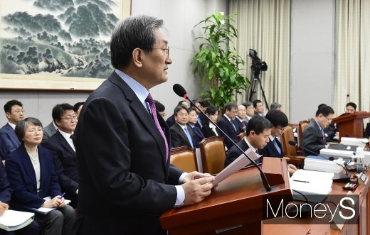 노영민 청와대 대통령비서실장이 1일 서울 여의도 국회 운영위원회에서 열린 청와대 국정감사에서 업무보고를 하고 있다. /사진=임한별 기자