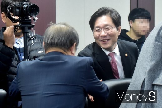 [머니S포토] 수출상황 점검회의 참석한 성윤모 장관