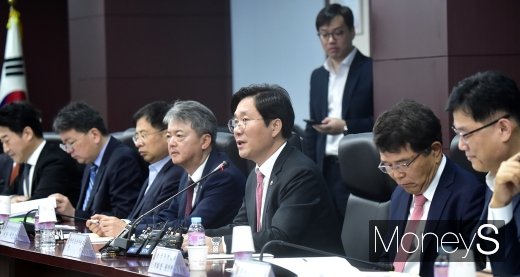 [머니S포토] 수출상황점검회의서 발언하는 성윤모 산업 장관