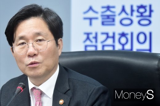[머니S포토] 수출상황 점검회의, 발언하는 성윤모 장관