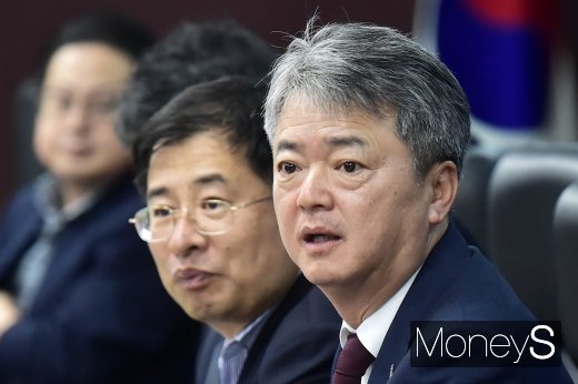[머니S포토] 산업부 장관 발언 경청하는 이인호 무보 사장
