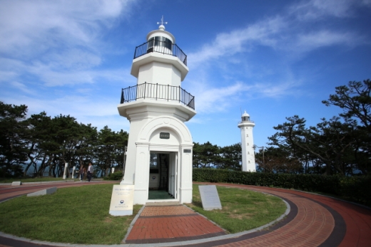 울기등대 옛 등탑. 뒤로 새 등탑이 보인다. /사진제공=한국관광공사