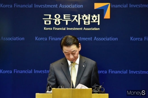 최근 직원들에게 폭언을 한 녹취록이 공개돼 갑질 논란에 휘말린 권용원 금융투자협회장이 지난달 30일 서울 영등포구 여의도동 금융투자협회 기자실에서 고개를 숙이고 있다. /사진=임한별 기자
