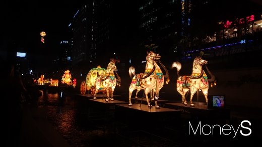 [머니S포토] 청계천 달리는 호박마차… 서울빛초롱축제 개막