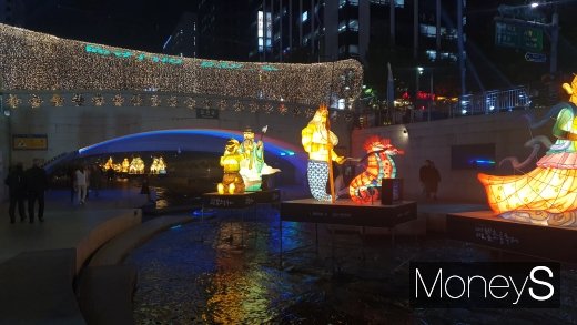 [머니S포토] 청계천을 찾아온 동화 주인공들… 서울빛초롱축제 오늘(1일) 개막