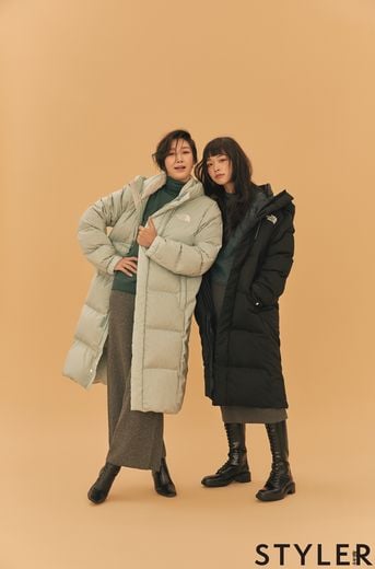 / 초경량 구스다운 ‘수퍼 에어 다운’을 착용한 변정수·유채원 모녀(출처: 스타일러 주부생활)