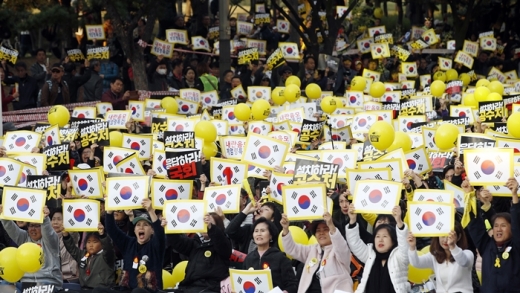 지난달 26일 오후 서울 여의도공원 인근에서 열린 적폐청산연대 제11차 촛불문화제에서 참가자들이 구호를 외치고 있다. /사진=뉴스1