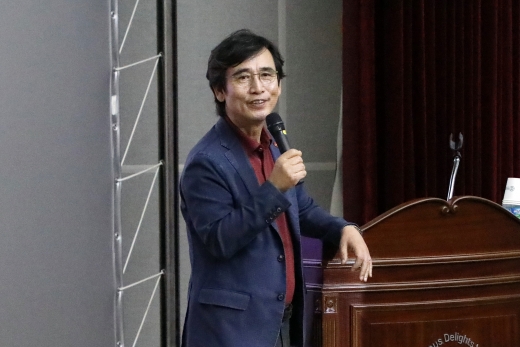 유시민 노무현재단 이사장이 책 집필을 위해 2주간 유럽으로 떠난다. /사진=뉴스1