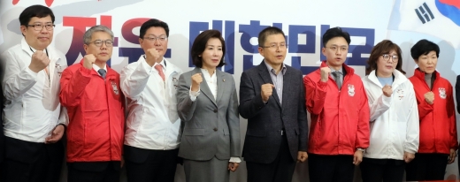 지난달 31일 제1차 자유한국당 영입인재 환영식에서 참석자들이 파이팅을 외치고 있다. 왼쪽부터 윤창현 서울시립대 교수, 김용하 현 순천향대 교수, 김성원 전 두산중공업 부사장, 나경원 원내대표, 황교안 대표, 백경훈 청사진 공동대표, 양금희 여성유권자연맹회장, 이진숙 전 대전 MBC 사장. /사진=뉴스1