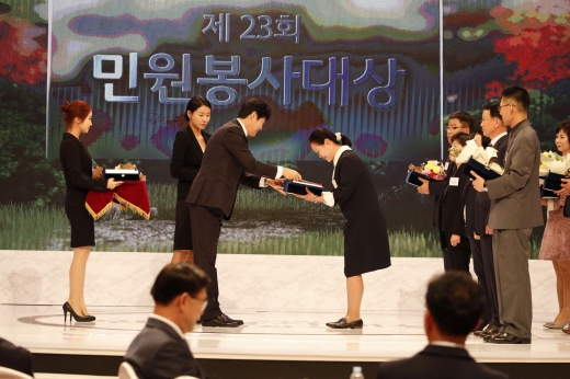 민원봉사대상에서 본상을 수상하고 있는 화성시 김문수 팀장. / 사진제공=화성시