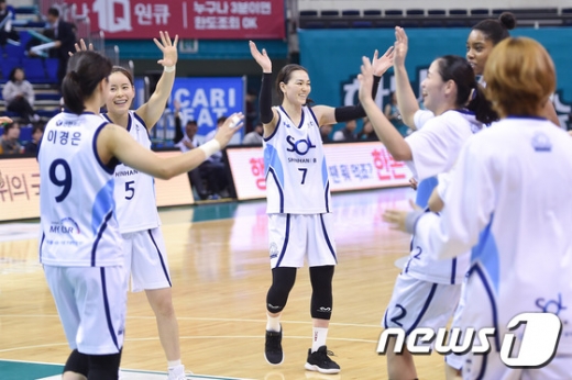 신한은행 에스버드가 BNK 썸을 잡고 ‘2019-2020 하나원큐 WKBL(여자프로농구)’ 1라운드에서 2승째를 챙겼다. /사진=뉴스1