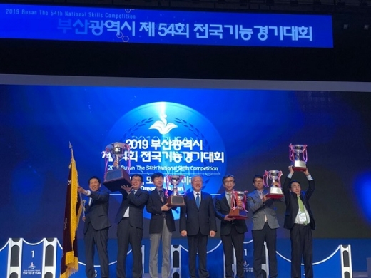 제54회 전국기능경기대회 ‘종합우승’에 성공한 경기도 대표 선수단. / 사진제공=경기북부청